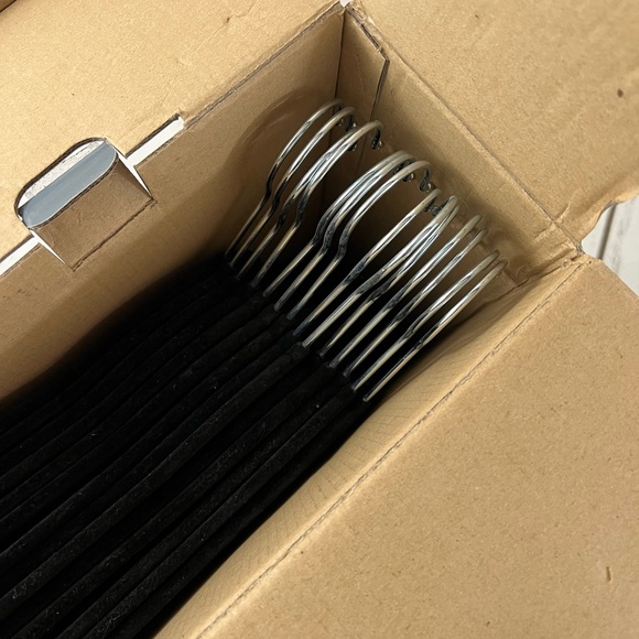 Berkley Jensen 35 Black Velvet Non Slip Hangers - Picture 3 of 6